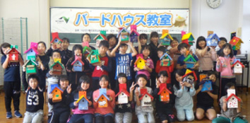 Photo of children making birdhouses one by one