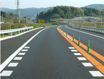 路面標示などの交通安全施設を整備しますの写真