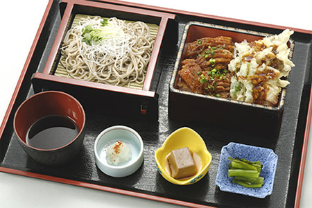 Image image of "Soba Nikoi" (Tobu Yunomaru SA Out-bound Line), which uses "carp tempura" from Shiota, Nagano Prefecture, and grated radish spicy radish