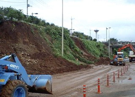 （9月5日9時頃撮影）崩れた土砂の撤去作業を実施中のイメージ画像