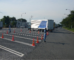(5) Image image of securing parking for large vehicles