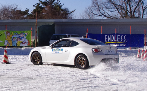 [ประสบการณ์บนถนนที่เต็มไปด้วยหิมะ: การเปรียบเทียบยาง studless กับยางปกติทดสอบประสบการณ์การขับขี่! ! ] รูปภาพรูปภาพ