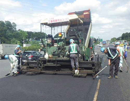 舗装補修工事(昼間)施工状況のイメージ画像