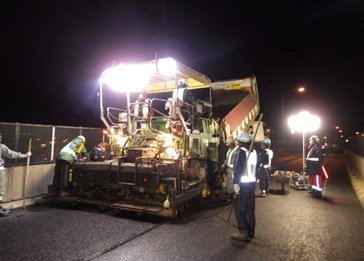夜間舗設作業のイメージ画像