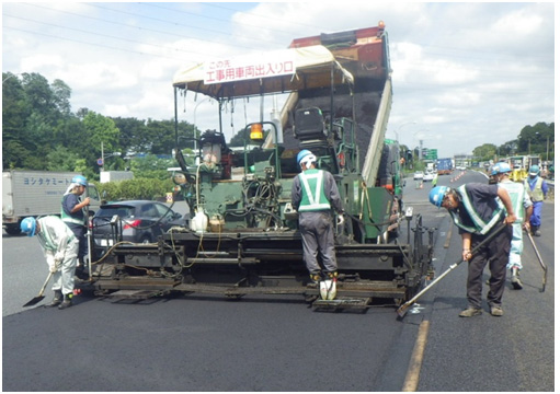 舗装補修工事（昼間）施工状況のイメージ画像
