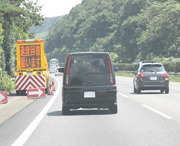 （1）上り坂等での速度低下注意喚起のイメージ画像