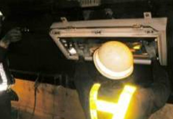 トンネル照明設備清掃・点検のイメージ画像