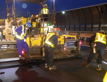 写真-2 アスファルト舗装施工状況のイメージ画像