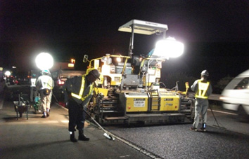 夜間舗設作業状況の写真
