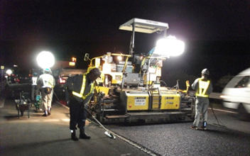 夜間舗設作業状況のイメージ画像