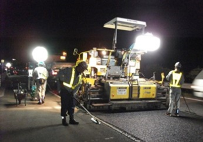 夜間舗設作業状況のイメージ画像