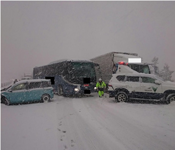 スリップによる事故の写真