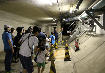  海底トンネル内の緊急避難通路の写真