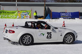 【雪道試乗体験：スタッドレスタイヤとノーマルタイヤの比較】の写真1