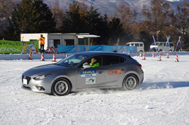 【雪道試乗体験：スタッドレスタイヤとノーマルタイヤの比較】の写真2