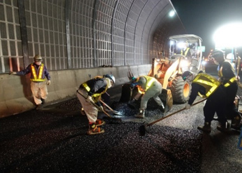舗装補修工事 作業状況の写真