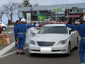 ハイウェイレディおよび社員による呼びかけの写真