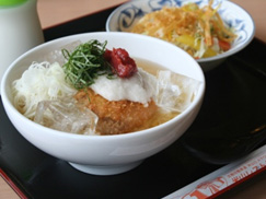 รูปถ่ายของเบียร์สาเกหมูเคี่ยวและ Toro rochazuke เย็น (950 เยน) [ร้านอาหาร Yoneyama SA (สายลง)]