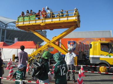 (4) Photo of a lift vehicle about 5 meters high