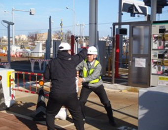 現金を強奪する模擬犯人のイメージ画像