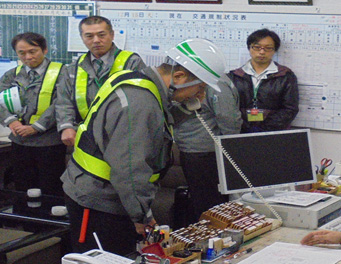 警察に通報する料金所係員のイメージ画像