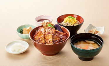 佐渡の島黒豚丼とふのり蕎麦ご膳（鯨汁付）のイメージ画像