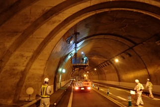 供用車線のトンネル照明設備更新の写真
