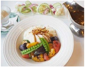 岳鸡和夏季蔬菜的辣汤咖喱的图像图像