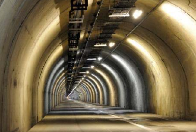 关越隧道疏散坑的图像