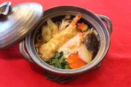 越後川口SA　上り線　熱盛り！鍋焼きうどんの写真