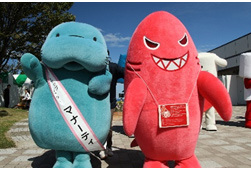 Image of NEXCO EAST original character Manatee (left) and lizard (right)