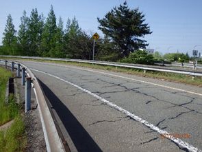 長野方面からの入口の舗装路面状況の写真