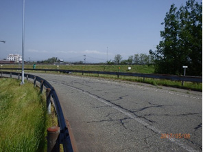 Photograph of the paved road surface condition of the entrance from the Naoetsu area
