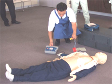 AEDの操作を学ぶSAスタッフ（山形道 寒河江SA）のイメージ画像