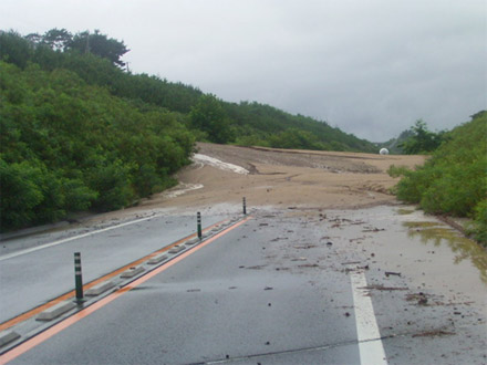从侧面看到的从切割部分流出的沉淀物的图像图像