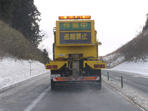 凍結防止剤散布作業の写真