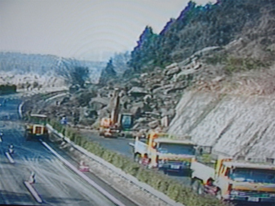 Photograph of the unloading work situation in which rock blocks are successively broken into pieces from the bottom end
