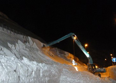 Photograph of the snow removal situation on the side slope of the main line