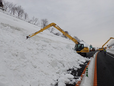 Photograph of snow removal situation on the side slope of the main line of H26