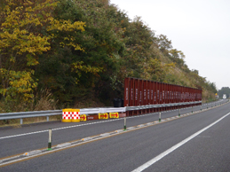 Image of 4-lane construction (image after installation of temporary rockfall prevention fence)