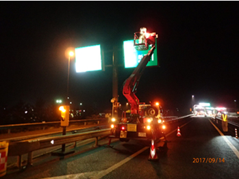 標識清掃・灯具取替の写真