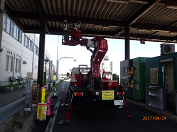 料金所ゲート上屋照明清掃・灯具取替の写真