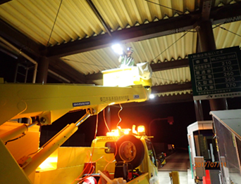 料金所ゲート上屋照明点検のイメージ画像