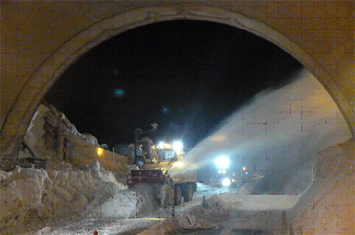 ＜昨年のトンネル坑口部除雪状況＞のイメージ画像