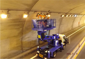 トンネル内設備点検の写真