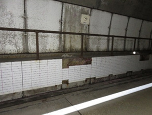 トンネル内装板撤去の写真