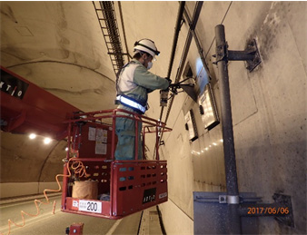 トンネル内設備点検・補修の写真