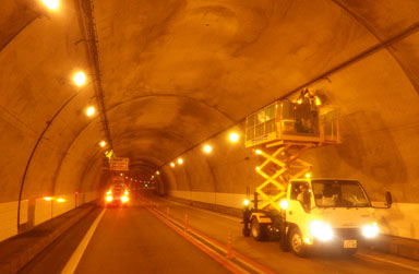 トンネル設備点検・工事の写真