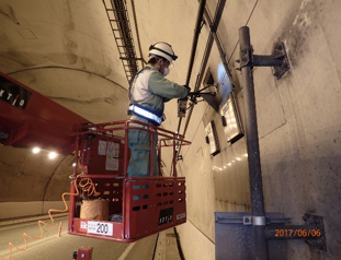 Image image of equipment inspection / repair in tunnel