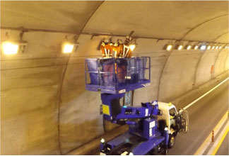 トンネル内設備点検状況の写真